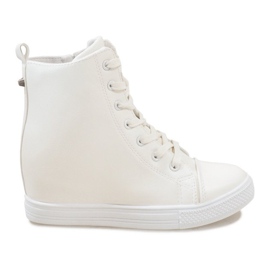 Baskets blanches sur le coin DD476-2