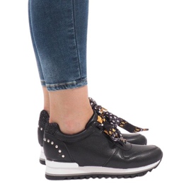 Baskets de sport noires sur le coin G-124 le noir