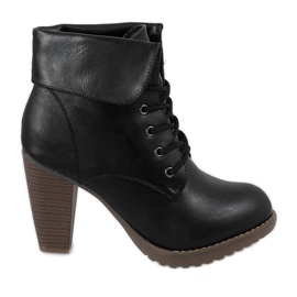 Bottes noires sur le poteau KA13-O1H le noir