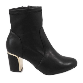 Bottes noires sur le poteau MJ1509