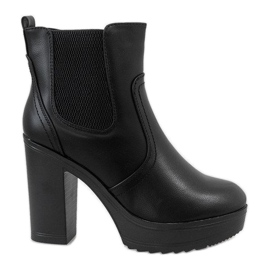 Bottes noires sur un poteau A89606 le noir