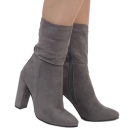 Bottines en daim gris sur le poteau YA-2726