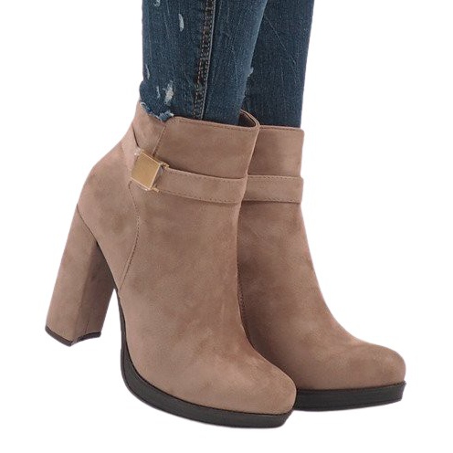 Bottes roses sur le poteau J-8682 Bottes roses sur le poteau J-8682