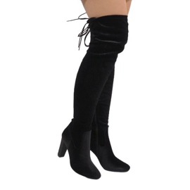 Bottes en velours noir sur le pilier E-4902