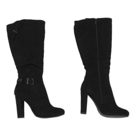Bottes noires sur le poteau isolé 617-1