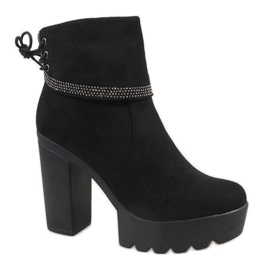 Bottes isolées noires S80 sur le poteau le noir