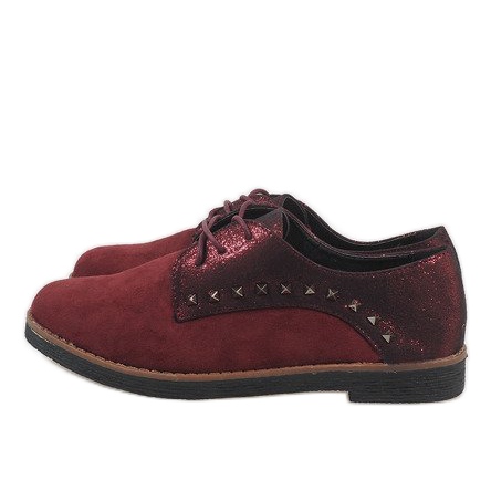 Chaussures à lacets rouges avec clous LX155