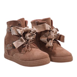 Baskets roses sur le compensé A-79