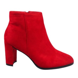 Bottines en daim rouge sur le poteau A6801