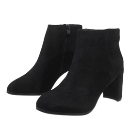 Bottines en daim noir sur le poteau A6801