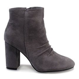 Bottines en daim gris sur le poteau 0M803