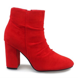 Bottines en daim rouge sur le poteau 0M803