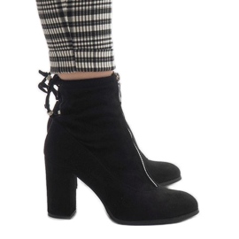 Bottines en daim noir sur le poteau C-7179 le noir