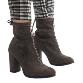 Bottines en daim vert sur le poteau C-7179