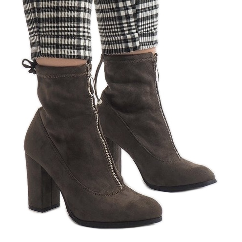 Bottines en daim vert sur le poteau C-7179