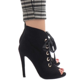 Bottines ouvertes noires sur un talon 680-32 le noir