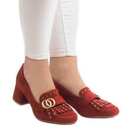 Escarpins en daim rouge sur le pilier X77