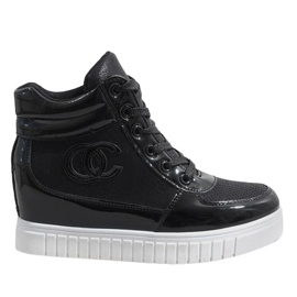 Baskets noires sur le coin NB83P