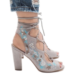 Bottes ouvertes grises sur le poteau 1610-223