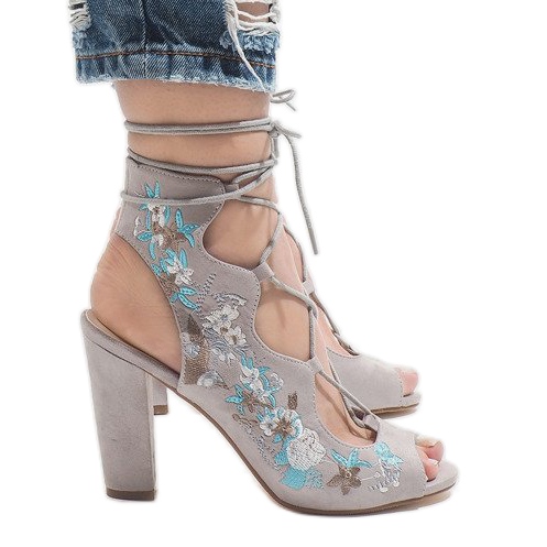 Bottes ouvertes grises sur le poteau 1610-223