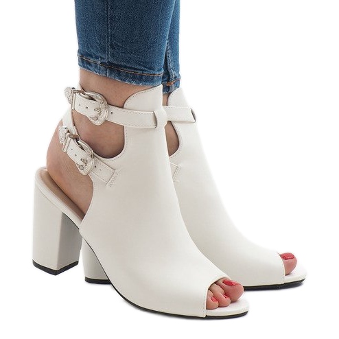 Bottes blanches sur le poste 173-853