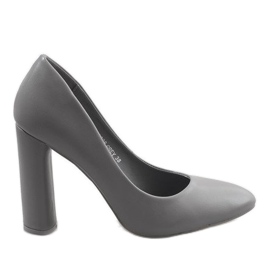 Pompes grises sur le poteau LE028