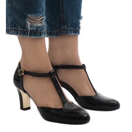 Escarpins noirs sur le poteau 2239-1