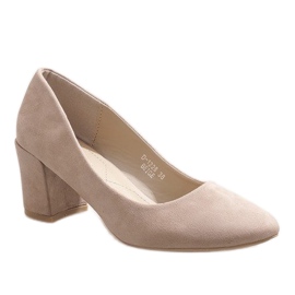 Escarpins en daim beige sur le pilier D-1228