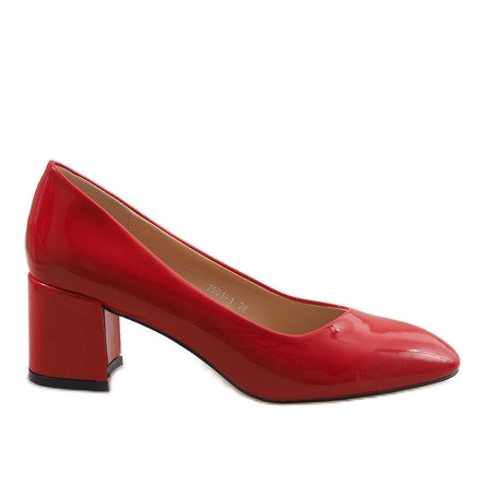 Escarpins laqués rouge sur le poteau 7501-1