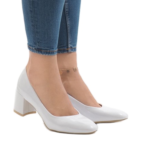 Escarpins laqués blancs sur le poteau 7501-1 blanche