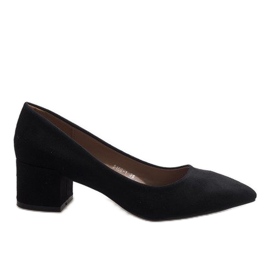 Escarpins en daim noir sur le pilier 5186-1
