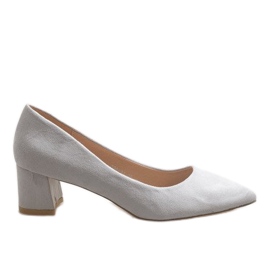 Escarpins en daim gris sur le pilier 396-1A