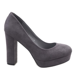 Escarpins en daim gris sur le pilier 12225-2