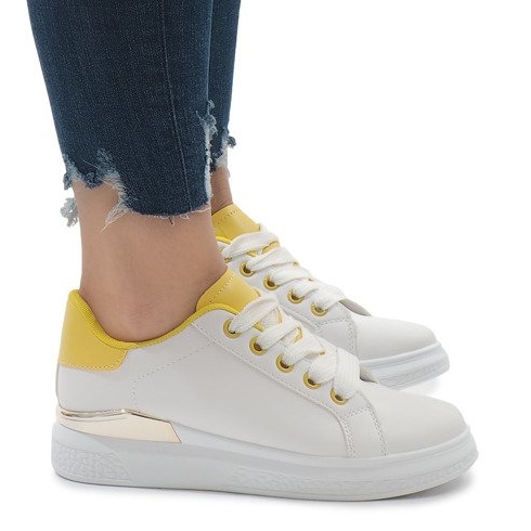 Baskets blanches sur la plateforme 353