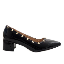 Escarpins en laque noire sur le pilier X-70