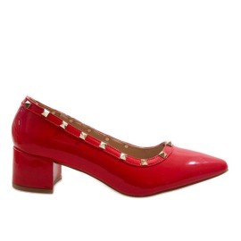 Escarpins en laque noire sur le pilier X-70 rouge