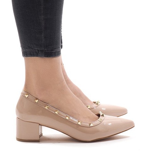 Escarpins laqués roses sur le pilier X-70