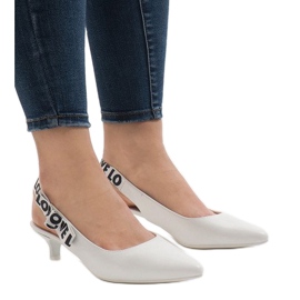 Escarpins blancs sur un talon B-45