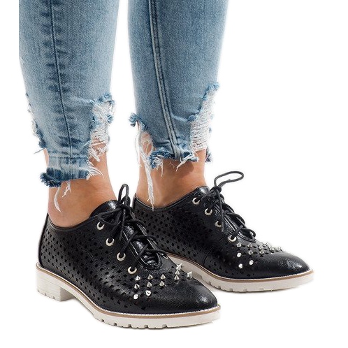 Chaussures noires ajourées à clous G-106-2 le noir