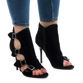 Sandales noires sur un talon haut en daim GH048