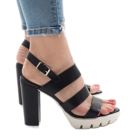 Sandales noires sur le poteau HP-27
