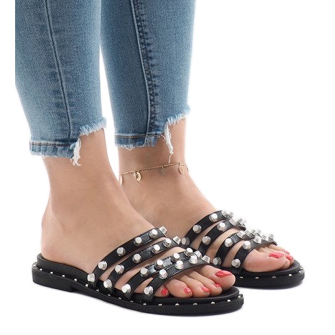 Chaussons noirs avec clous LK-2802 le noir