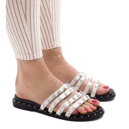 Chaussons blancs avec clous LK-2802 blanche