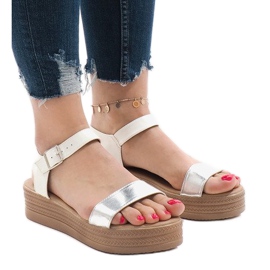 Sandales blanches sur la plateforme 22-07