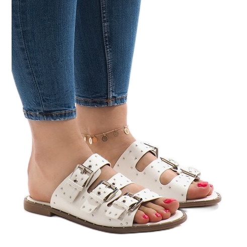 Chaussons blancs avec clous et boucle F-3659 blanche