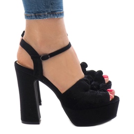 Sandales noires sur le poteau en daim 8256-1