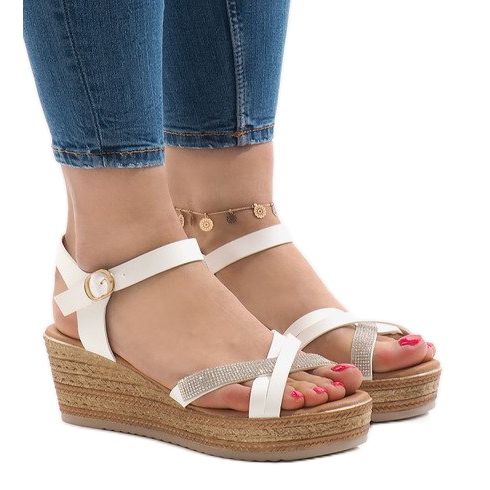 Sandales blanches sur la plateforme WS8816
