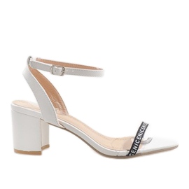 Sandales blanches sur le poteau en daim S-7347