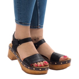 Sandales noires sur la plateforme FM4142