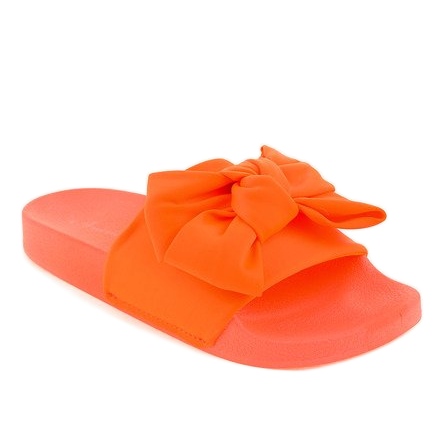 Chaussons oranges avec un nœud fluo MU-6